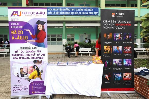 Standee Du học: Bí quyết thu hút học sinh sinh viên tiềm năng