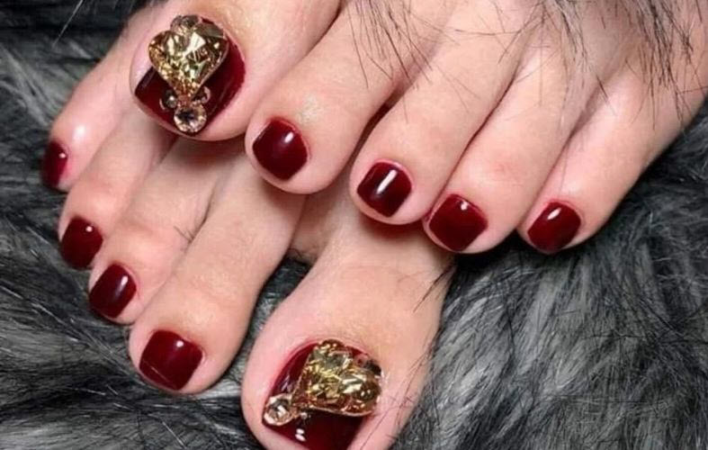 50+ Mẫu nail chân đính đá sang trọng đẹp nhất 2024