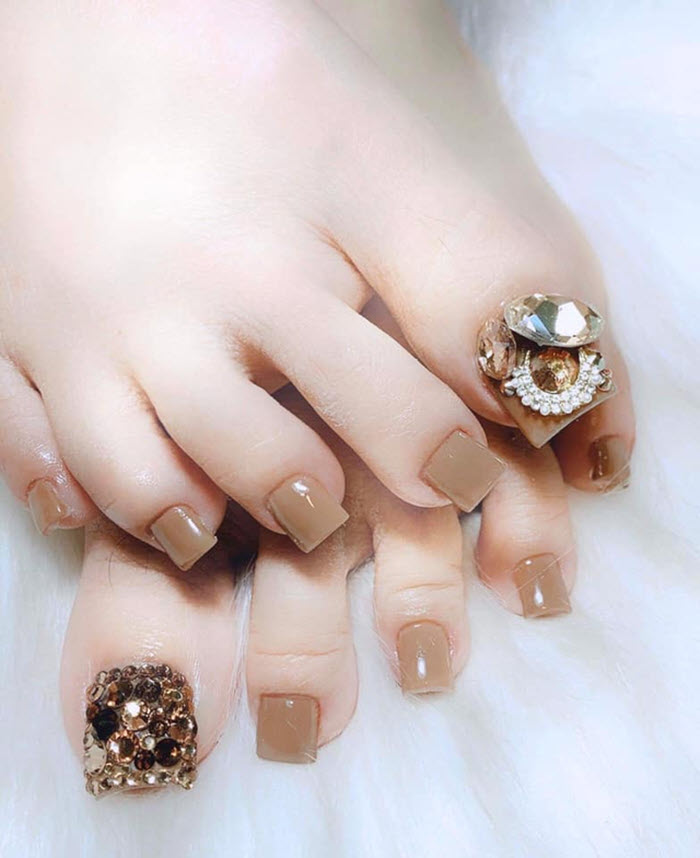 50+ Mẫu nail chân đính đá sang trọng đẹp nhất 2024