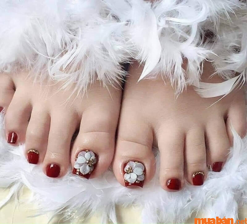 101+ Mẫu nail chân màu đỏ tôn da, “chanh sả” mới nhất